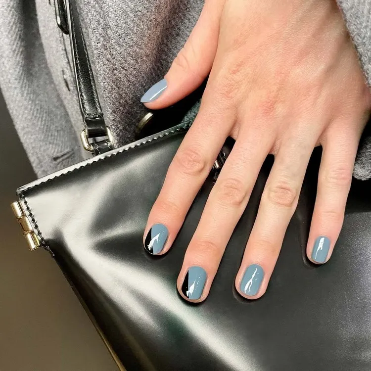 couleur de vernis tendance 2023 teintes bleu gris nail art en vogue manucure bicolore tendance