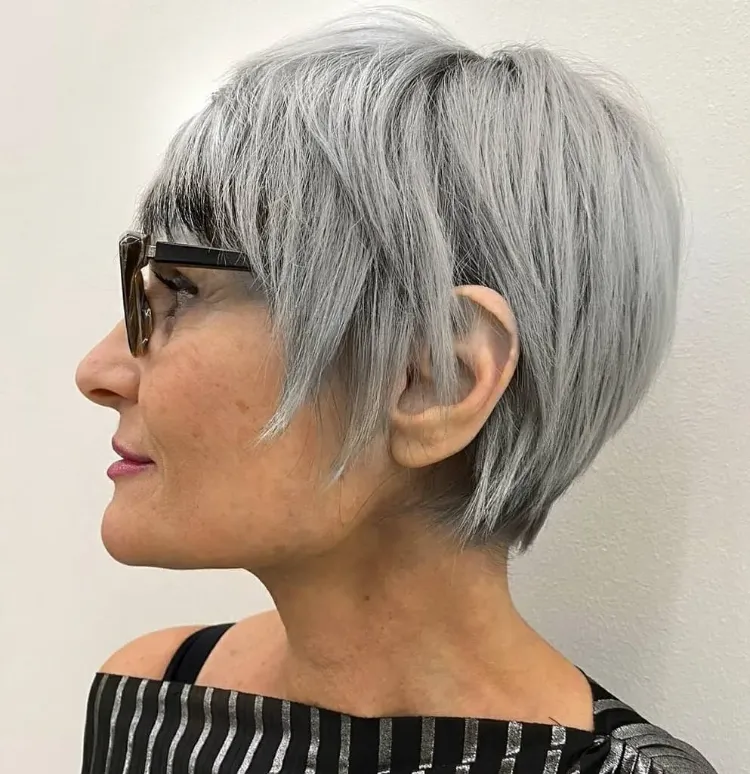 coupe carré avec frange 50 ans cheveux gris sel et poivre avec lunettes