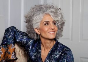 coupe courte cheveux bouclés femme 50 ans 2023