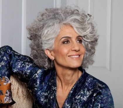 coupe courte cheveux bouclés femme 50 ans 2023