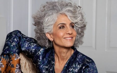 coupe courte cheveux bouclés femme 50 ans 2023