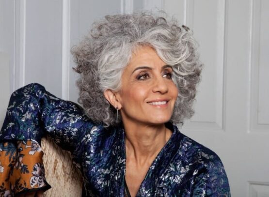 coupe courte cheveux bouclés femme 50 ans 2023