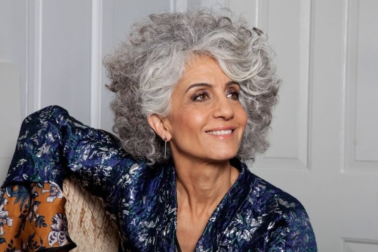 coupe courte cheveux bouclés femme 50 ans 2023