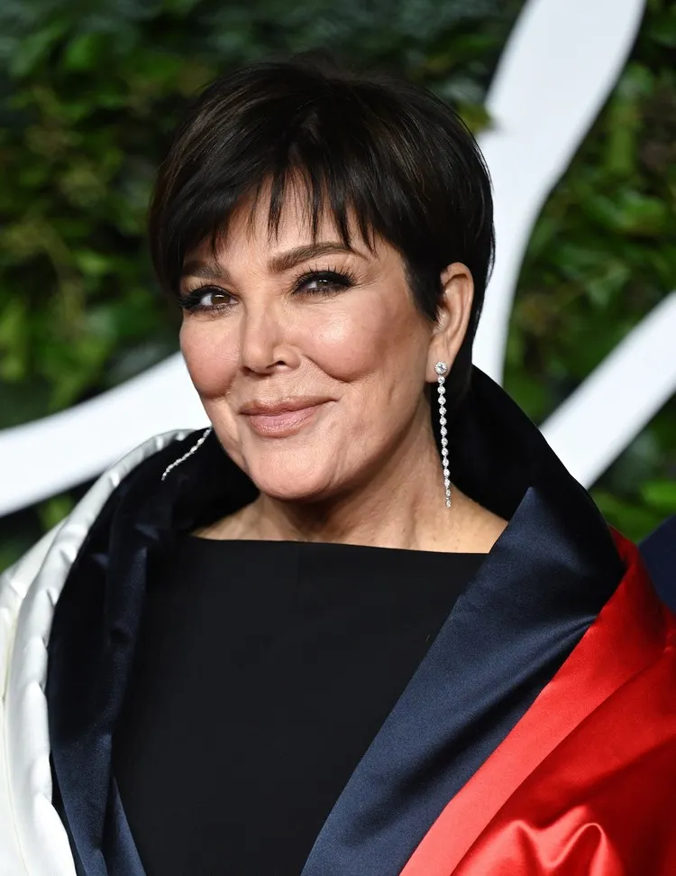 coupe de cheveux courte rajeunissante femme 50 ans et plus pixie cut avec frange effilée Kris Jenner