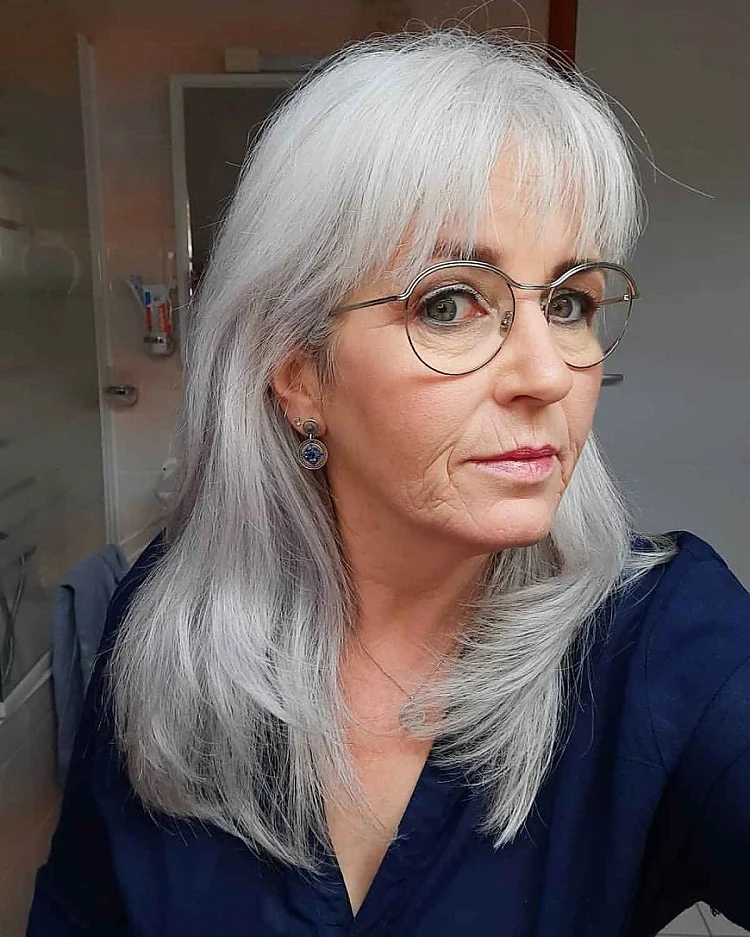 coupe de cheveux femme 60 ans avec frange