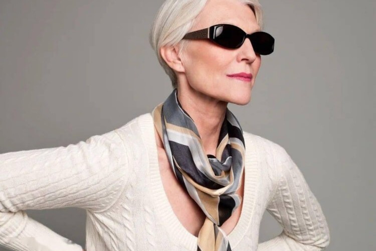 coupe de cheveux femme 60 ans avec lunettes 2023