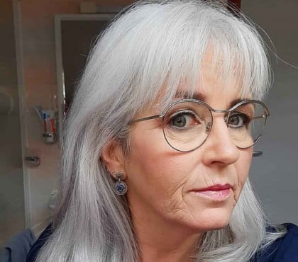 coupe de cheveux femme 60 ans avec lunettes cheveux fins