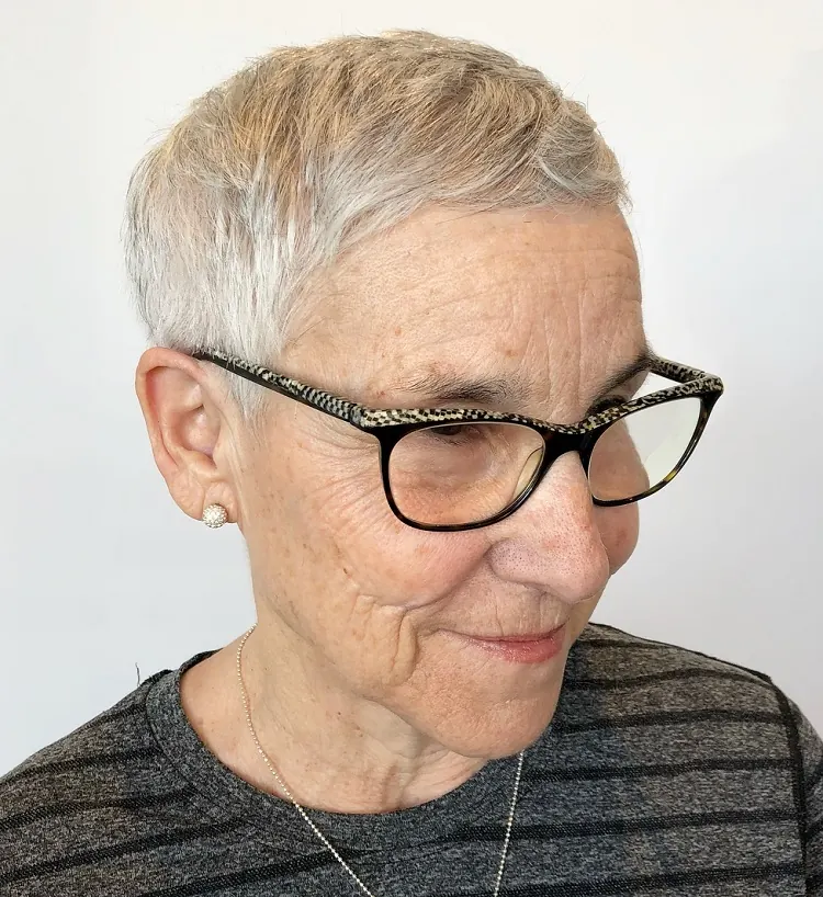 coupe de cheveux femme 60 ans avec lunettes cheveux fins