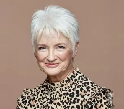 coupe de cheveux femme 70 ans qui vieillit coiffures à éviter