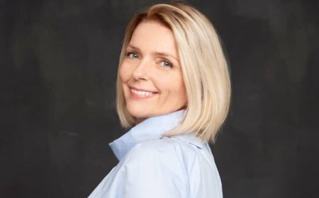 coupe de cheveux mi-longs femme 50 ans coiffure attrayante réaliser quelques minutes