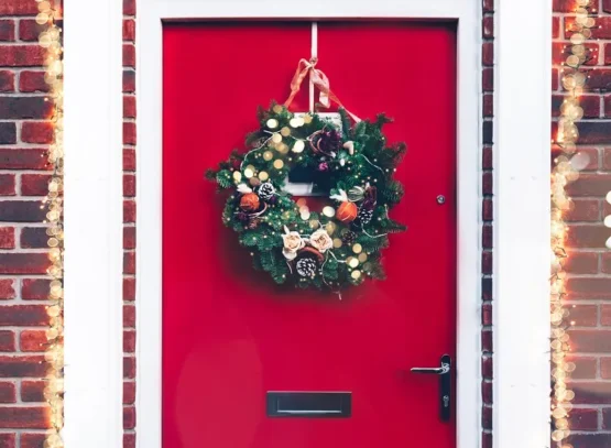 couronne de noël attachée à l'aide d'un ruban