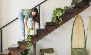 déco d’un escalier en bois mettre paniers pleins objets personnels niveaux bas sécuriser passage