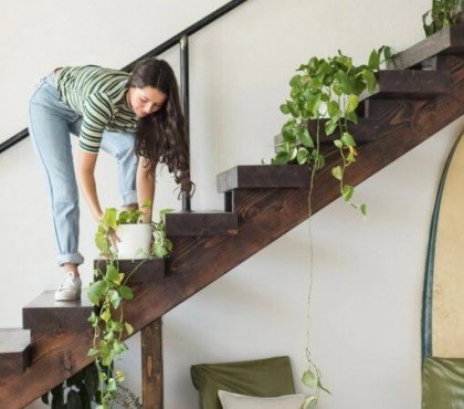 déco d’un escalier en bois mettre paniers pleins objets personnels niveaux bas sécuriser passage