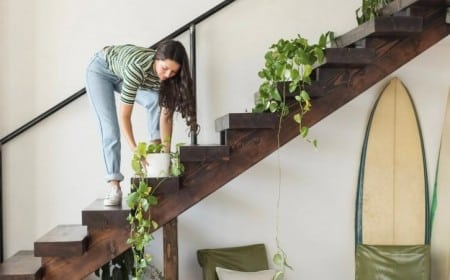 déco d’un escalier en bois mettre paniers pleins objets personnels niveaux bas sécuriser passage