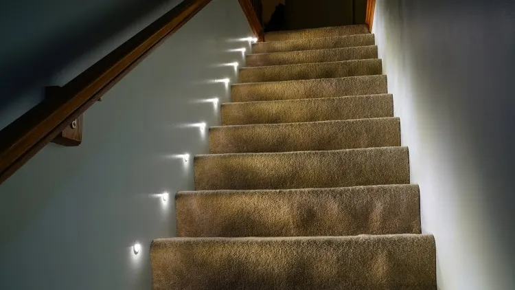 déco escalier tendances 2023 petites bougies électriques LED minuterie tiges rampe