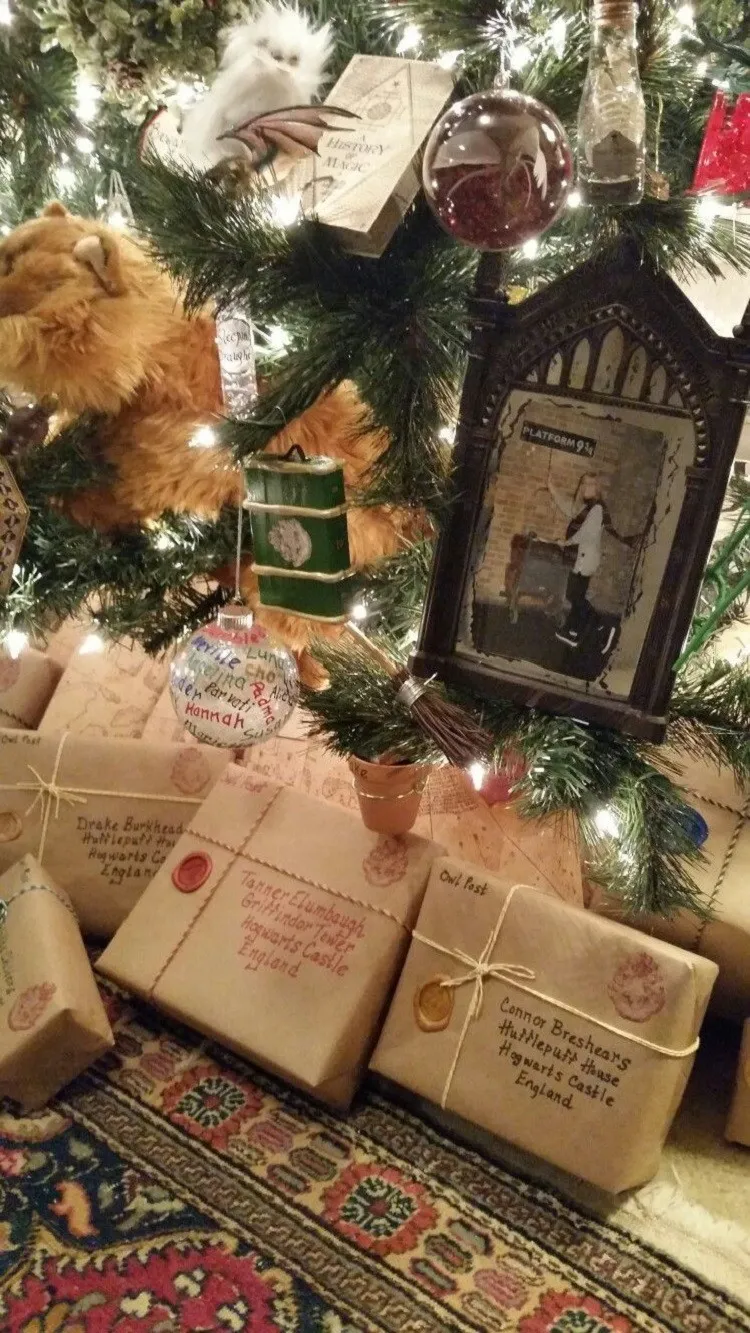 décoration Harry Potter Noël 2022 cadeaux emballés pour cacher le pied du sapin