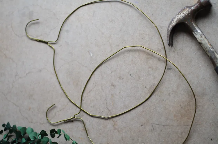 fabriquer couronne noel avec cintre fil métallique feuilles eucalyptus agrumes séchés