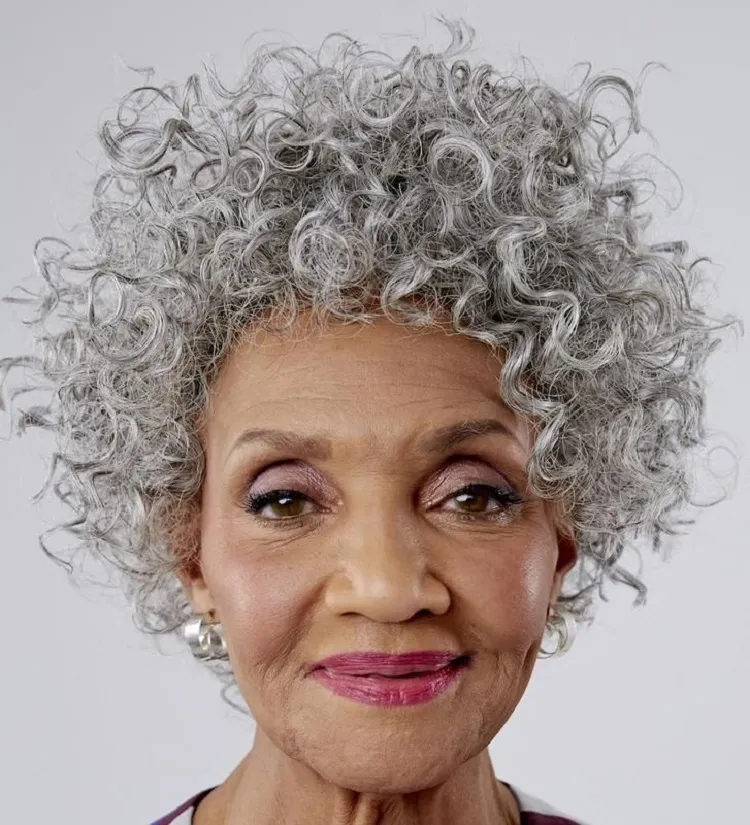 idée coupe courte cheveux épais femme 60 ans afro bouclés crépus gris