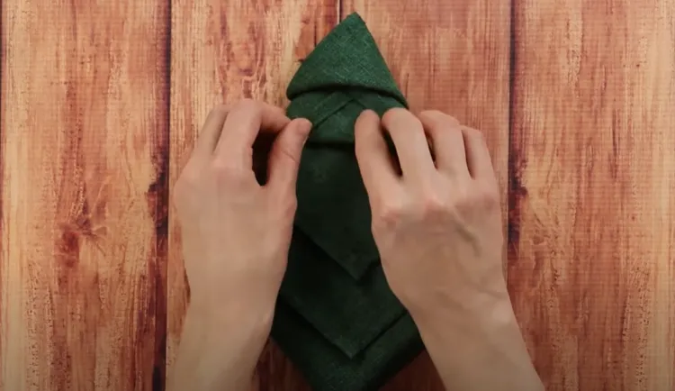 idée pliage serviettes pour noel original forme sapin vert élégant tuto facile