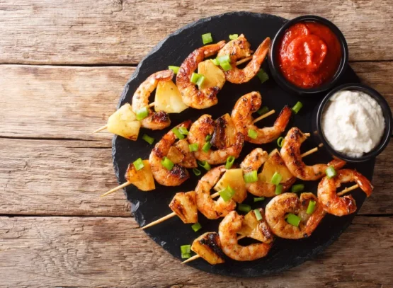 idée repas 31 décembre entre amis entrée chic brochettes crevettes ananas mangue patate