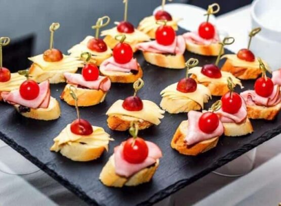 idées d’amuse-bouche de Noël prosciutto jambon cru combiner olives recettes méditerranéennes