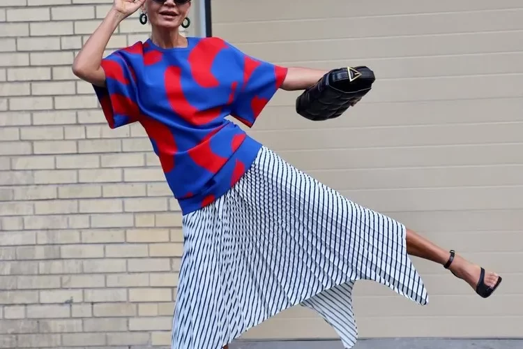 look femme soixantaine comment porter jupe asymétrique à 60 ans Grece Ghanem astuces mode qui rajeunissent