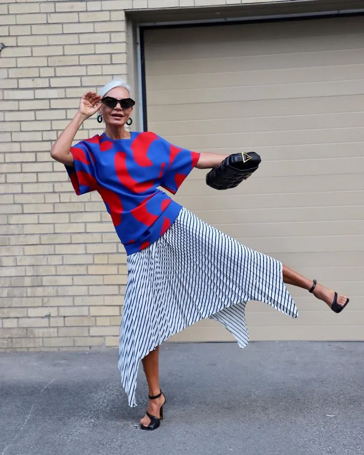 look femme soixantaine comment porter jupe asymétrique à 60 ans Grece Ghanem astuces mode qui rajeunissent