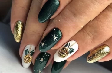 manucure Noël 2022 en vert blanc et or nail art festif tendance
