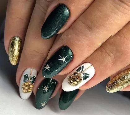 manucure Noël 2022 en vert blanc et or nail art festif tendance