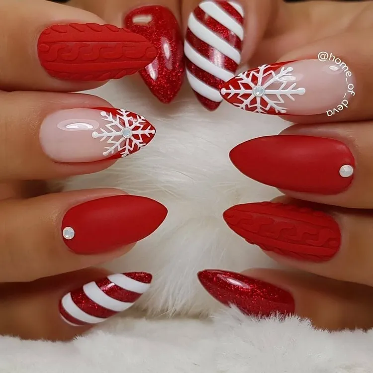 manucure de Noël classique en rouge et blanc flocons de neige