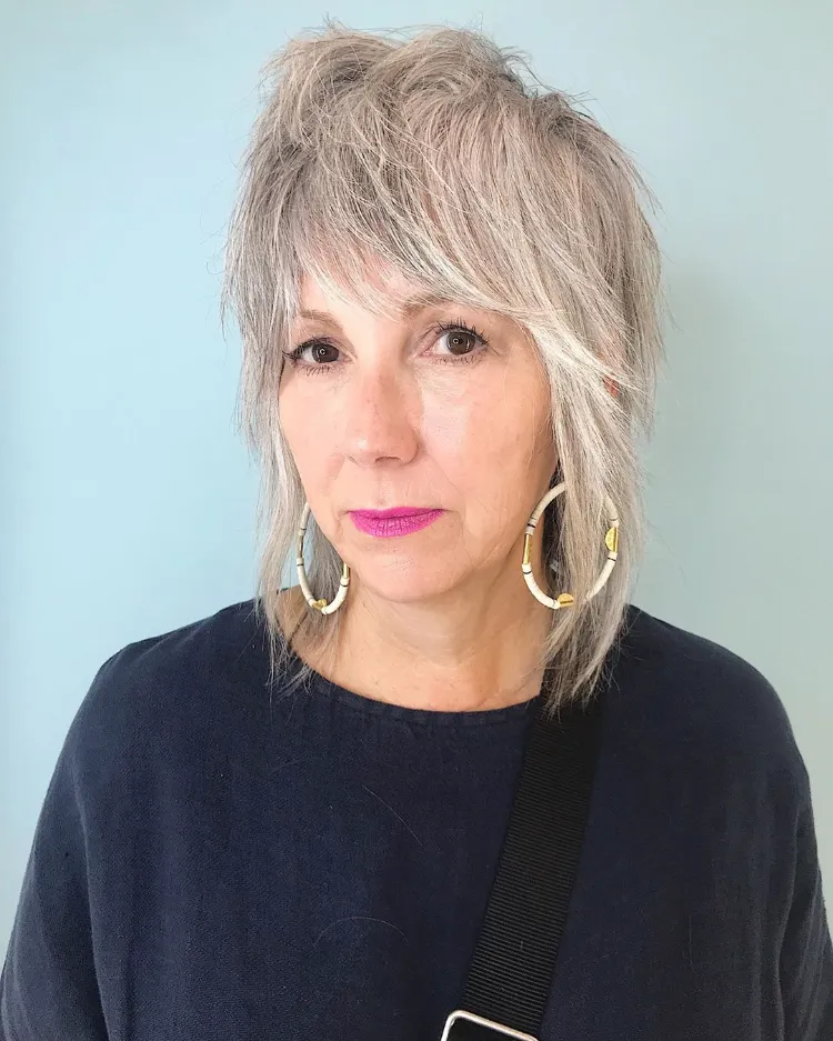 modele coupe femme 50 ans cheveux gris courts dégradés avec frange tendance 2023