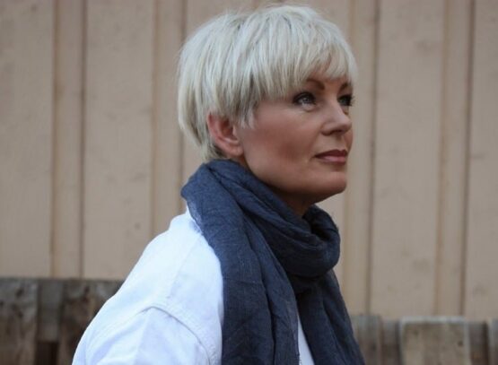 modeles photos coupe courte femme 50 60 ans avec frange longue adopter pour paraitre plus jeune 2023