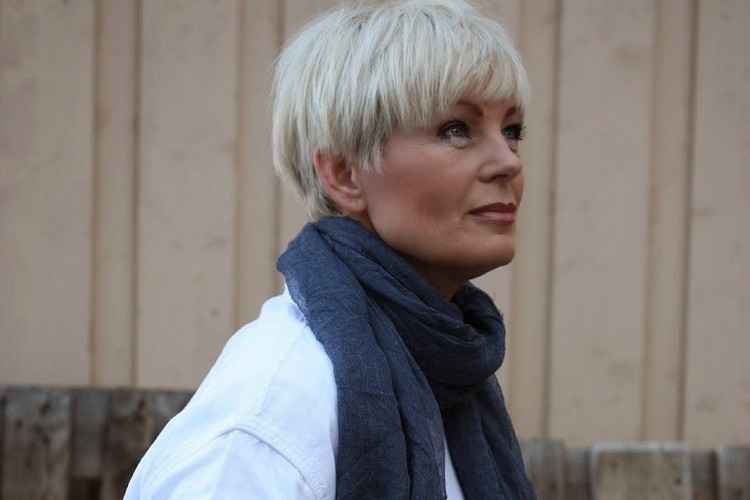 modeles photos coupe courte femme 50 60 ans avec frange longue adopter pour paraitre plus jeune 2023