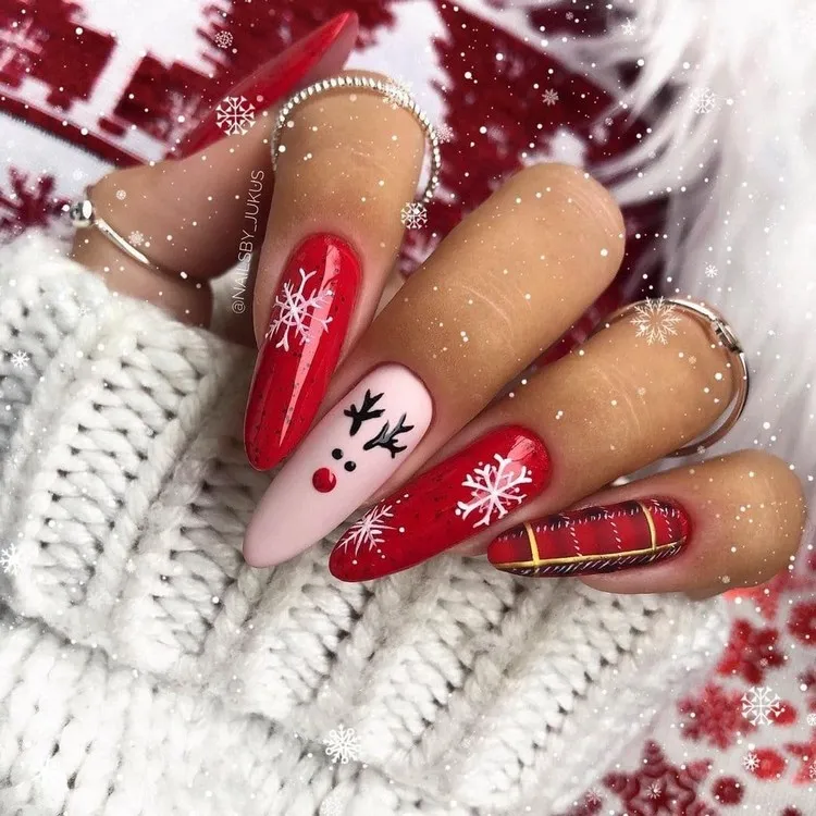 nail art Noël 2022 en rouge et blanc manucure flocons de neige