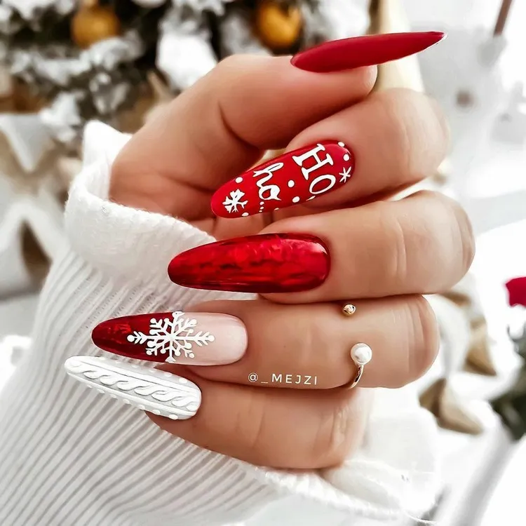 nail art Noël 2022 rouge et blanc ongles flocons de neige