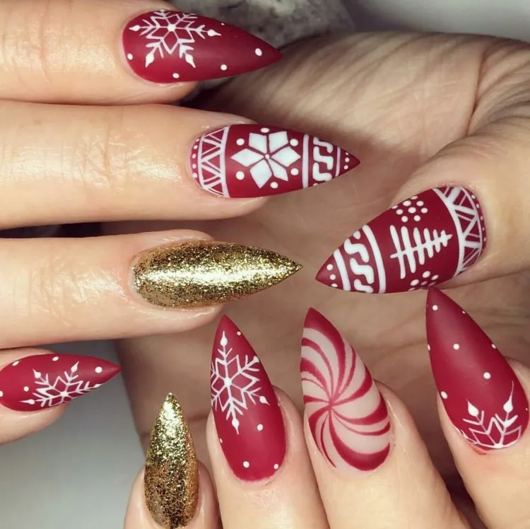 ongles Noël rouge et or et blanc manucure festive traditionnelle
