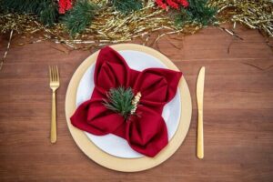 pliage de serviettes pour noel forme étoile poinsettia décoration élégante blanc rouge or