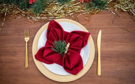 pliage de serviettes pour noel forme étoile poinsettia décoration élégante blanc rouge or