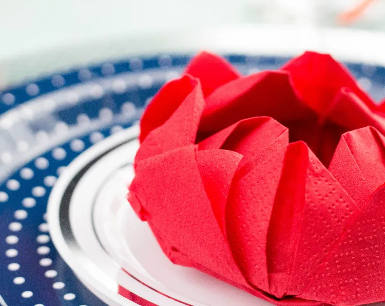 pliage serviettes noel facile original forme fleur 3D lotus élégant tuto vidéo