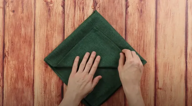 pliage serviettes noel facile original forme sapin vert élégant tuto photos vidéo