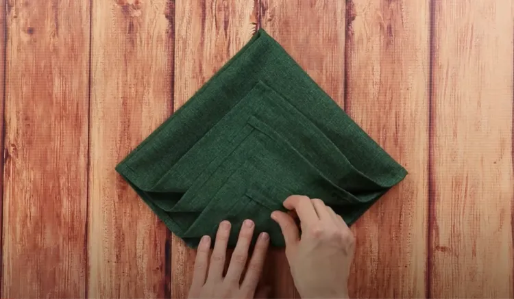 pliage serviettes noel facile original forme sapin vert élégant tutoriel vidéo