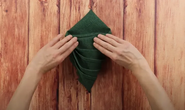 pliage serviettes pour noel original forme sapin vert élégant tutoriel facile