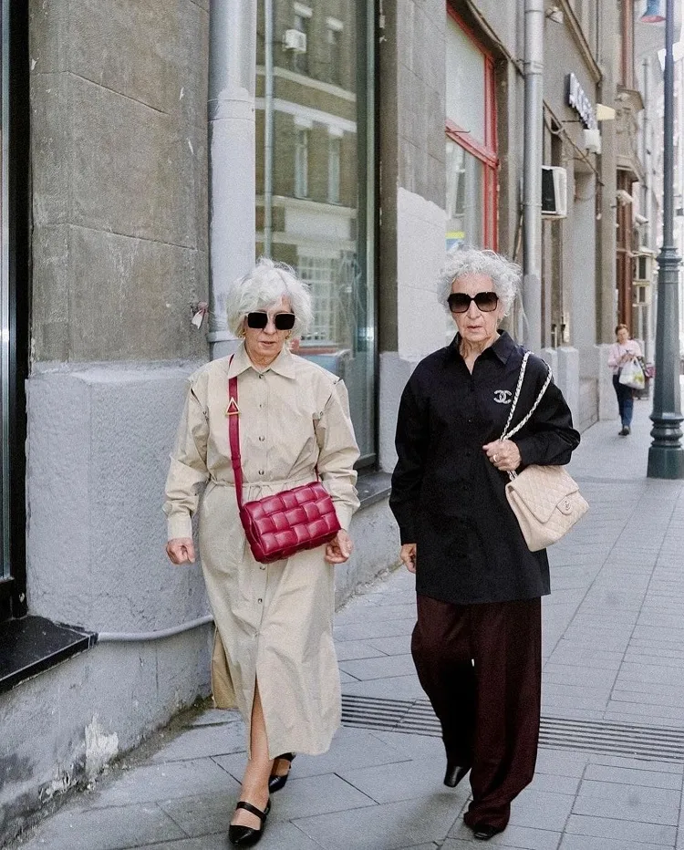 quelle couleur vêtement pour une femme de 70 ans cheveux blancs gris