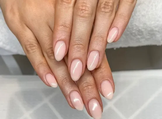 quelle forme d'ongle pour affiner les doigts manucure tendance 2022 2023 femme 50 ans 60 ans