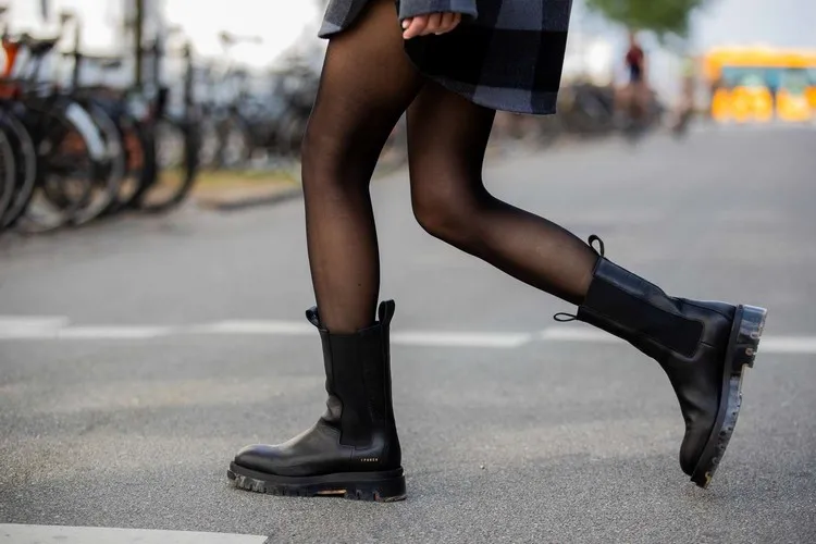 quelles chaussures avec une robe longue en hiver Chelsea boots tendance mode hiver 2023