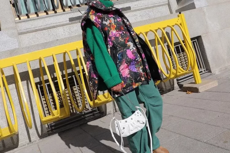 quelles sont les couleurs qui vieillissent mode femme 60 ans Grece Ghanem