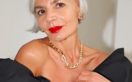 robe noire élégante et chic pour femme de 50 ans