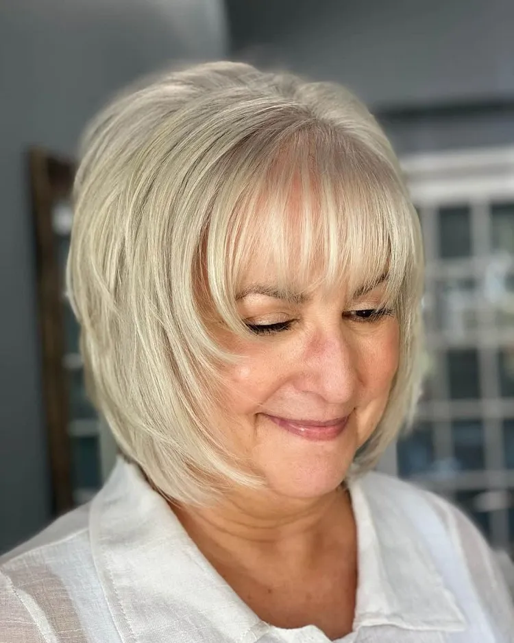 shaggy bob cheveux blancs tendance coupe dégradée court femme 60 ans avec frange pour se rajeunir 2023
