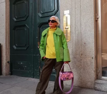 tendance mode femme 60 ans comment porter le pantalom cargo color block Grece Ghanem