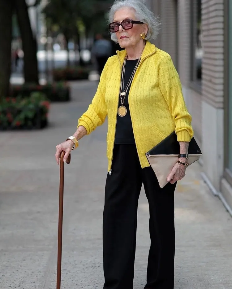 tendances couleurs femme 70 ans ou plus 2023 porter noir et jaune pour paraitre plus jeune